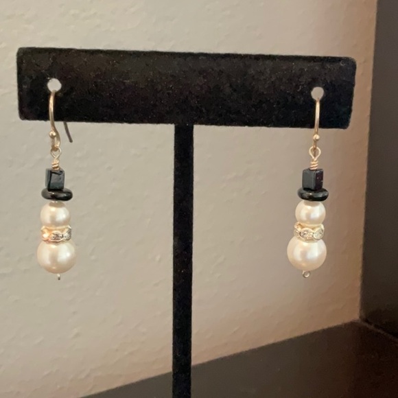 Jewelry - 🎉 Buy 1, get 2 Free on all items $12 or less Snowman Earrings